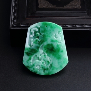 糯种飘翠翡翠古龙牌吊坠