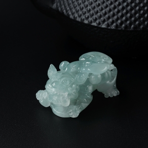 冰糯种淡绿翡翠貔貅吊坠