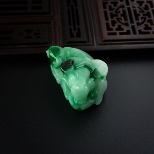 糯种飘绿翡翠牛吊坠