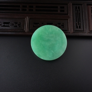 糯种豆绿翡翠圆牌吊坠