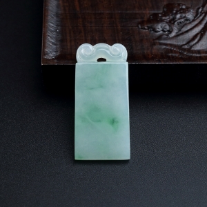 糯种浅绿翡翠无事牌吊坠