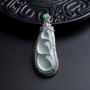 18K金镶冰种淡绿翡翠福豆吊坠