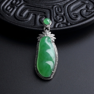 18K金镶糯种阳绿翡翠福豆吊坠