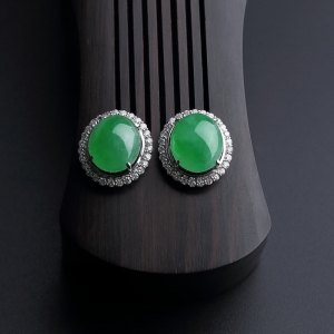 18K金镶冰糯种阳绿翡翠耳钉