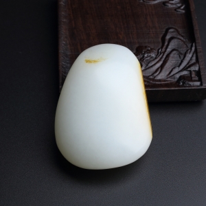 和田玉随形吊坠