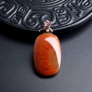 18K镶柿子红南红无事牌吊坠