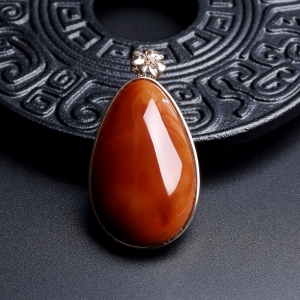 18K镶柿子红南红无事牌吊坠