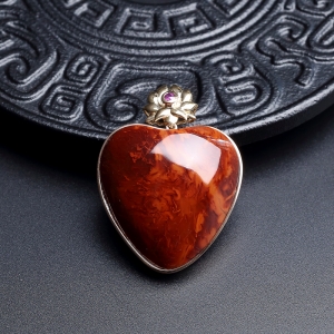18K镶玫瑰红火焰纹南红心形吊坠