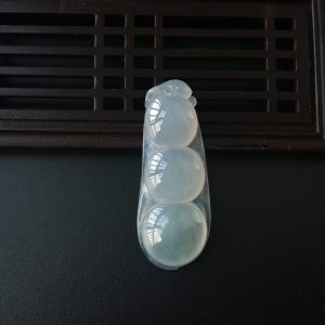 冰糯种翡翠福豆吊坠