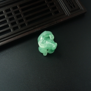 糯种浅绿飘花翡翠小牛吊坠
