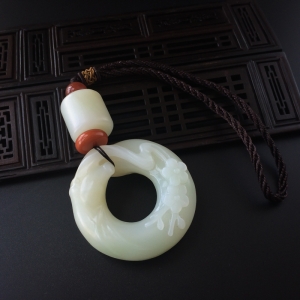 和田玉梅花怀古吊坠