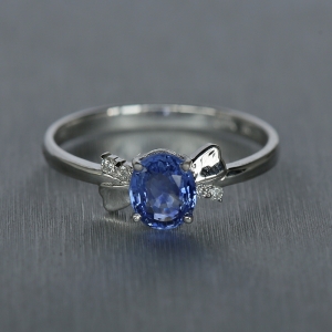 18K白金镶钻蓝宝石戒指