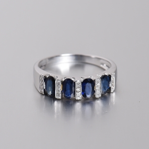 18K白金镶钻蓝宝石戒指