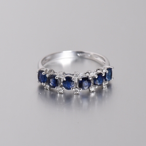 18K白金镶钻蓝宝石戒指