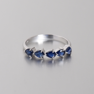 18K白金镶钻蓝宝石戒指