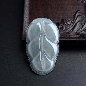 冰糯种浅绿翡翠叶子吊坠