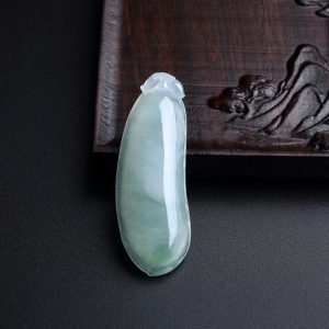 糯种浅绿翡翠福瓜吊坠