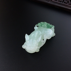 糯种飘绿翡翠貔貅吊坠