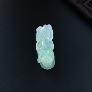 冰糯种淡绿翡翠貔貅吊坠