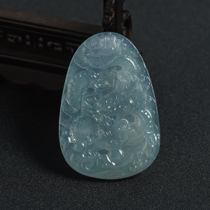 冰种春带彩翡翠龙牌吊坠
