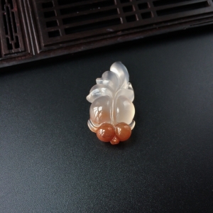 冰飘南红金鱼吊坠