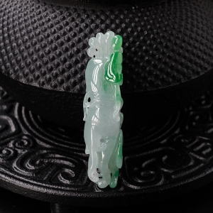 糯种飘绿翡翠人参吊坠