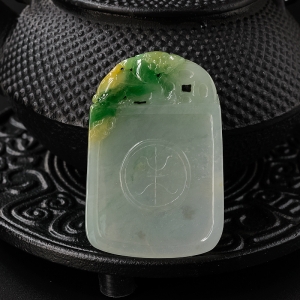 糯种三彩翡翠貔貅牌吊坠