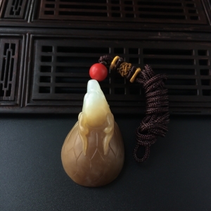 和田玉带糖色龙龟吊坠