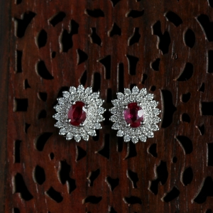 18K白金镶钻红宝石耳钉