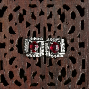 18K白金镶钻红宝石耳钉