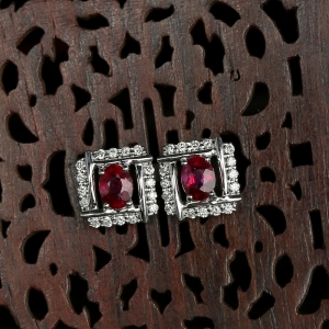 18K白金镶钻红宝石耳钉