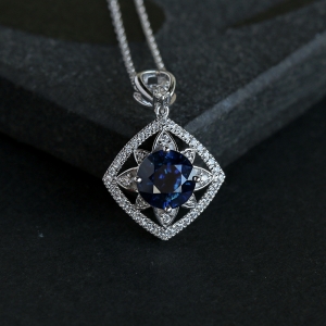18K白金镶钻蓝宝石吊坠