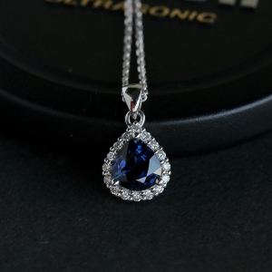 18K白金镶钻蓝宝石吊坠