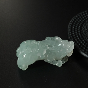 冰糯种淡绿翡翠貔貅吊坠