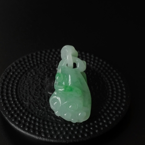 糯种浅绿翡翠莲子吊坠