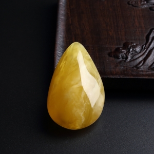 鸡油黄蜜蜡随形吊坠