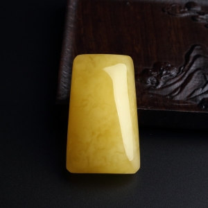 满蜜鸡油黄蜜蜡无事牌吊坠