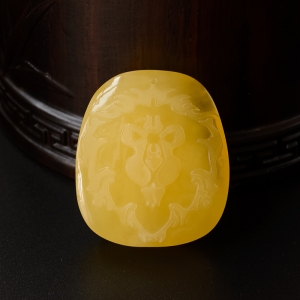 魔兽——鸡油黄蜜蜡吊坠