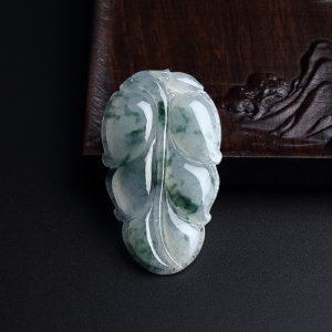 糯冰种飘花翡翠叶子吊坠