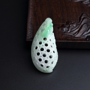 糯种飘绿翡翠镂空福瓜吊坠