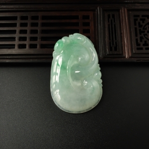 糯种飘绿翡翠如意吊坠