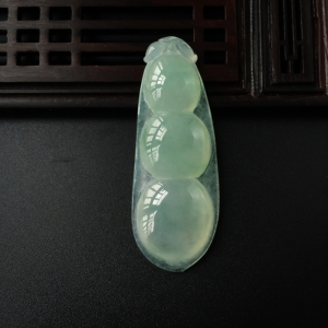 糯种淡绿翡翠四季豆吊坠