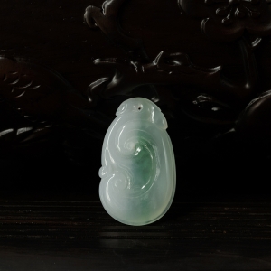 糯种飘绿翡翠如意吊坠