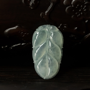 冰糯种浅绿翡翠叶子吊坠