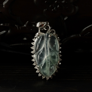 18K金镶钻冰种飘花翡翠叶子吊坠