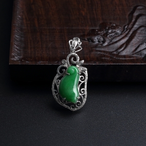 18K金镶糯种豆绿耳环吊坠两件套