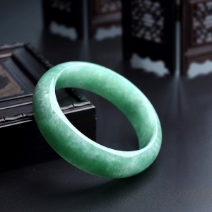 56#糯种苹果绿翡翠手镯