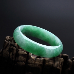 58#糯种苹果绿翡翠手镯