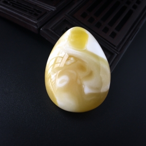 鸡油黄蜜蜡水滴吊坠