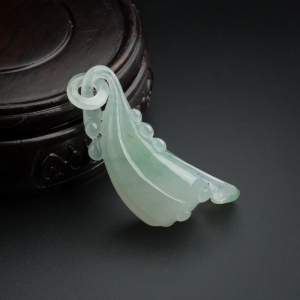 糯种浅绿翡翠连生贵子吊坠